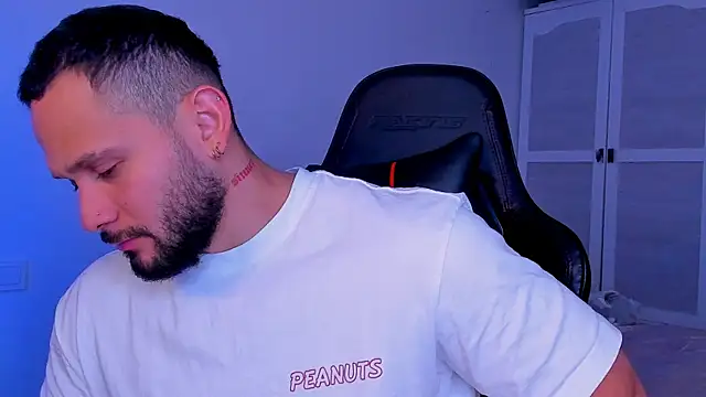 andrewcorey1 online show from October 6, 10:07 pm