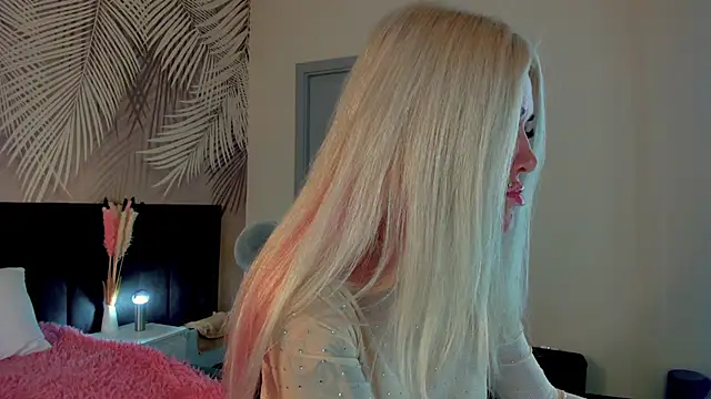 Snapshot of Kira_Key chatting on September 24, 1:31 am Kira Key online show from September 24, 1:31 am