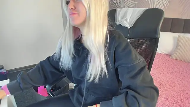 Snapshot of Kira_Key chatting on September 29, 1:44 am Kira Key online show from September 29, 1:44 am