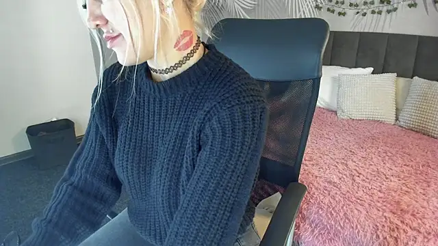 Snapshot of Kira_Key chatting on October 18, 1:52 am Kira Key online show from October 18, 1:52 am