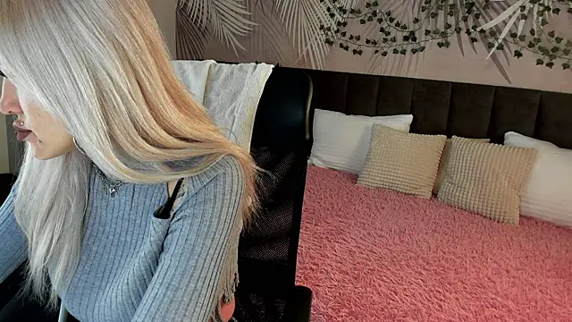 Snapshot of Kira_Key chatting on October 31, 2:01 am Kira Key online show from October 31, 2:01 am