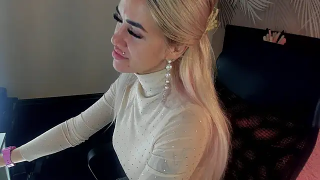 Snapshot of Kira_Key chatting on November 2, 1:52 am Kira Key online show from November 2, 1:52 am