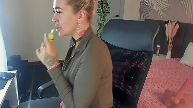 Snapshot of Kira_Key chatting on November 3, 1:51 am Kira Key online show from November 3, 1:51 am