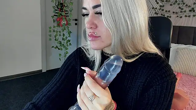 Snapshot of Kira_Key chatting on November 10, 1:59 am Kira Key online show from November 10, 1:59 am