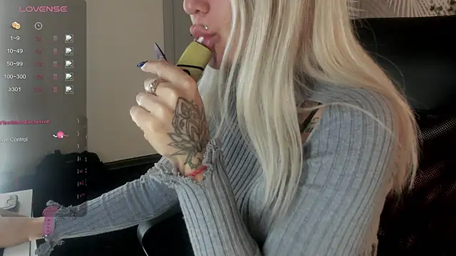 Snapshot of Kira_Key chatting on November 18, 1:55 am Kira Key online show from November 18, 1:55 am