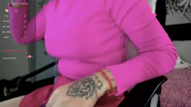 Snapshot of Kira_Key chatting on December 2, 1:55 am Kira Key online show from December 2, 1:55 am