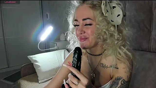 Kira Key online show from April 20, 11:50 pm