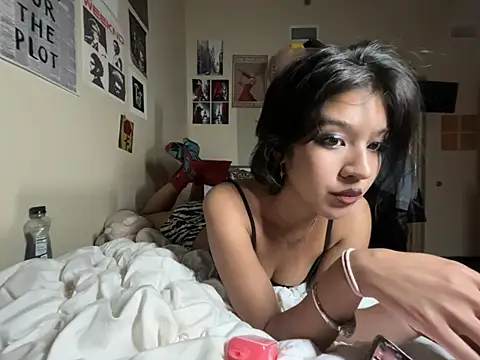 Snapshot of petitelatinateen chatting on April 3, 3:59 am petitelatinateen online show from April 3, 3:59 am