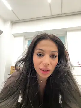 Snapshot of Bella_Vixen_ chatting on November 3, 8:10 pm Bella Vixen online show from November 3, 8:10 pm