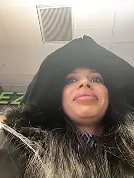 Snapshot of Bella_Vixen_ chatting on November 6, 8:10 pm Bella Vixen online show from November 6, 8:10 pm