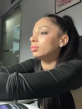 Snapshot of Bella_Vixen_ chatting on November 29, 9:45 am Bella Vixen online show from November 29, 9:45 am