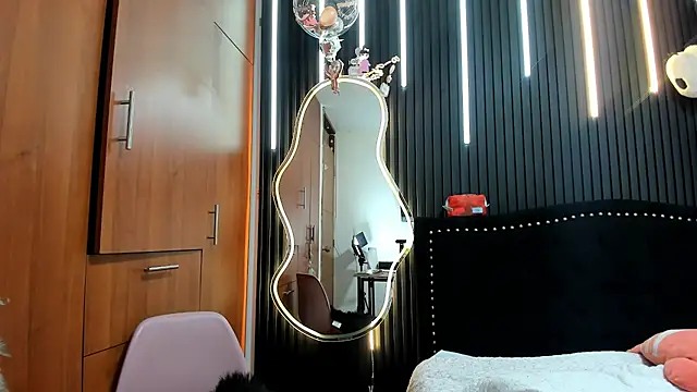 scarletr red online show from January 8, 9:28 pm