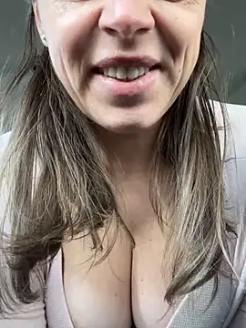 ladywithbigass online show from December 18, 7:47 am