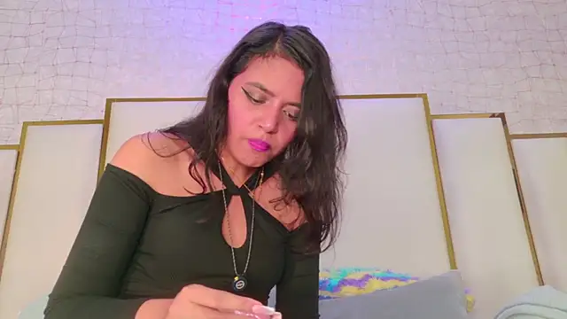 Snapshot of thalia888_ chatting on June 14, 7:05 pm thalia888 online show from June 14, 7:05 pm