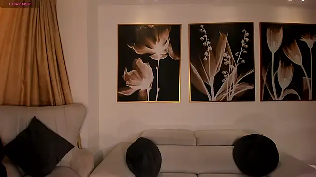 Snapshot of LeahNovac chatting on September 27, 11:15 am LeahNovac online show from September 27, 11:15 am