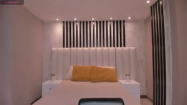 Snapshot of LeahNovac chatting on October 18, 11:33 am LeahNovac online show from October 18, 11:33 am