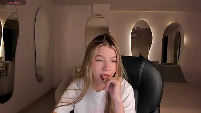 Snapshot of TiffannySins chatting on May 27, 3:03 am TiffannySins online show from May 27, 3:03 am