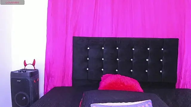 Snapshot of cutenaked_8 chatting on June 14, 2:24 am cutenaked 8 online show from June 14, 2:24 am