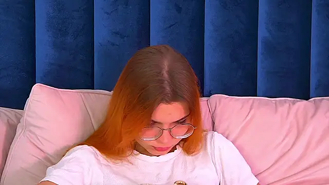 Snapshot of BellaMarebelle chatting on October 16, 4:24 am BellaMarebelle online show from October 16, 4:24 am