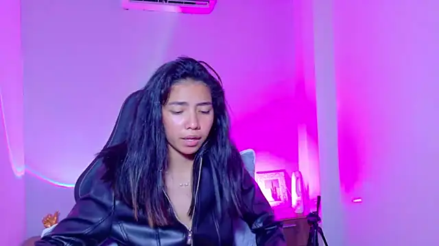 Snapshot of luna_roja25 chatting on February 13, 1:40 pm luna roja25 online show from February 13, 1:40 pm