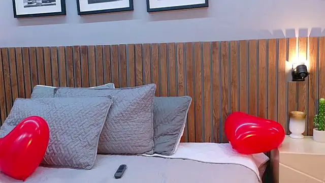 Snapshot of luna_roja25 chatting on February 17, 1:29 pm luna roja25 online show from February 17, 1:29 pm