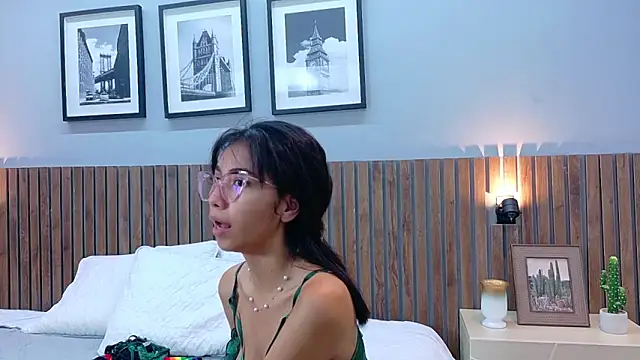 Snapshot of luna_roja25 chatting on February 25, 2:05 pm luna roja25 online show from February 25, 2:05 pm