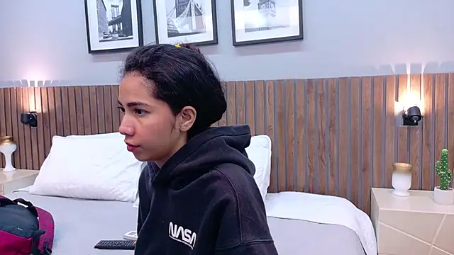 Snapshot of luna_roja25 chatting on March 4, 12:33 pm luna roja25 online show from March 4, 12:33 pm