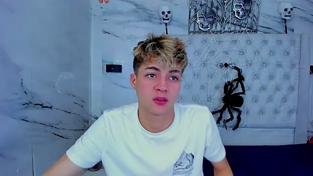 Ari and Storm online show from November 1, 6:21 pm