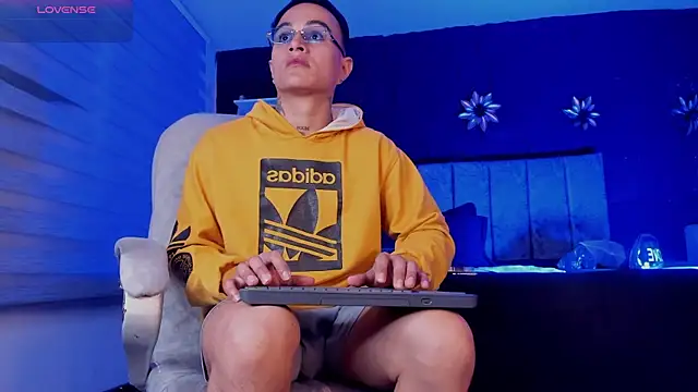 LiamDeep online show from April 19, 3:55 pm