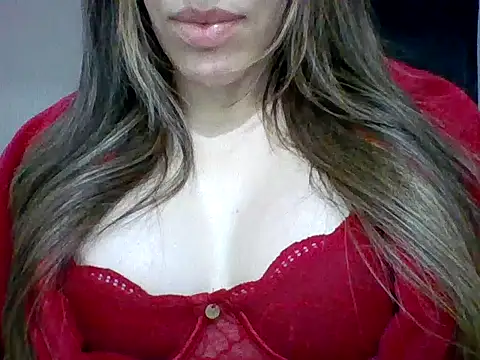 Snapshot of Yasleal chatting on June 8, 10:32 pm Yasleal online show from June 8, 10:32 pm