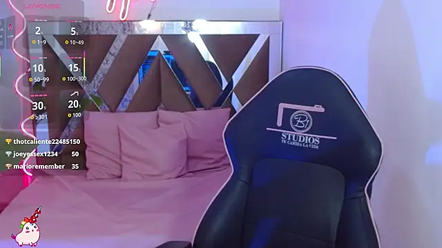 Snapshot of Sharlot_tay chatting on December 5, 3:59 am Sharlot tay online show from December 5, 3:59 am