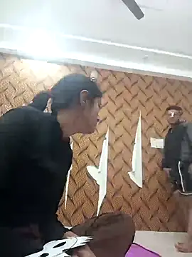 Snapshot of romantic_couple1 chatting on November 23, 1:38 am romantic couple1 online show from November 23, 1:38 am