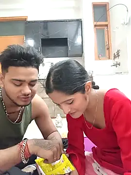 Snapshot of romantic_couple1 chatting on December 14, 12:38 am romantic couple1 online show from December 14, 12:38 am