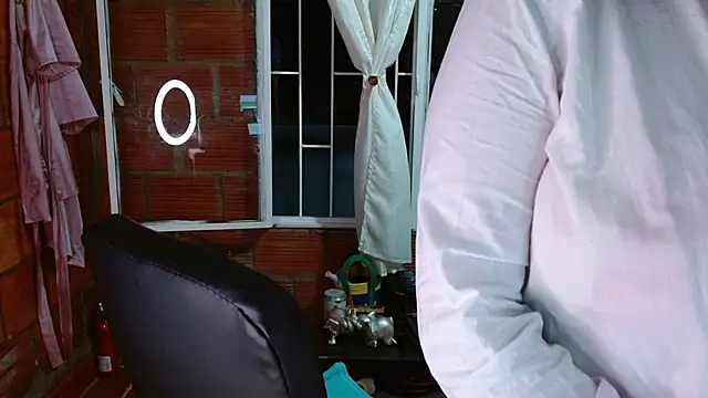 Snapshot of Milf_Fantassyy chatting on September 11, 4:01 am Milf Fantassyy online show from September 11, 4:01 am