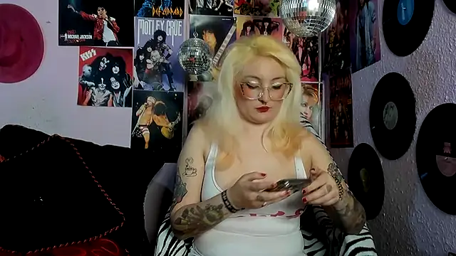 Snapshot of Avril_Maria chatting on May 19, 6:25 pm Avril Maria online show from May 19, 6:25 pm