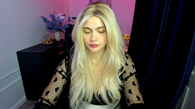 Snapshot of LeslieMineg chatting on September 25, 7:39 pm LeslieMineg online show from September 25, 7:39 pm