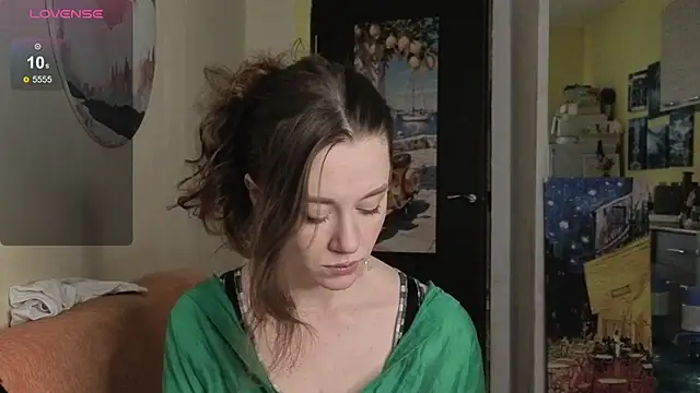 Snapshot of SkyHelen chatting on April 10, 7:02 am SkyHelen online show from April 10, 7:02 am