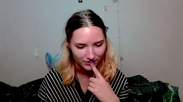 Snapshot of _kikiclark__ chatting on October 15, 8:53 pm  kikiclark   online show from October 15, 8:53 pm