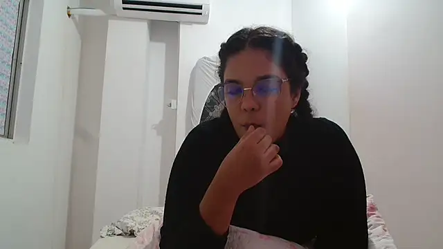 Snapshot of SecretBrunette chatting on November 5, 5:07 am SecretBrunette online show from November 5, 5:07 am