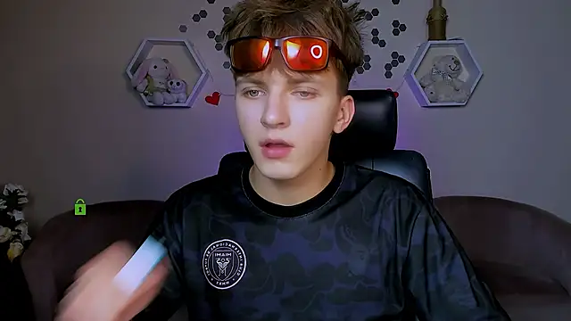 travis wolf  online show from September 18, 7:16 pm