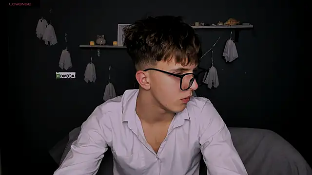 travis wolf  online show from October 29, 8:32 pm