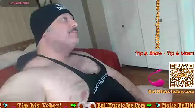 Snapshot of bullmusclejoe chatting on December 9, 1:40 am bullmusclejoe online show from December 9, 1:40 am