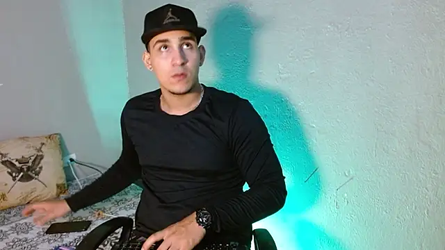 Snapshot of massimo_vidal_ chatting on November 11, 4:01 am massimo vidal online show from November 11, 4:01 am