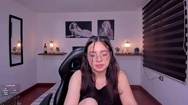 Snapshot of Barbara_Jonesss_4 chatting on October 23, 7:23 pm Barbara Jonesss 4 online show from October 23, 7:23 pm