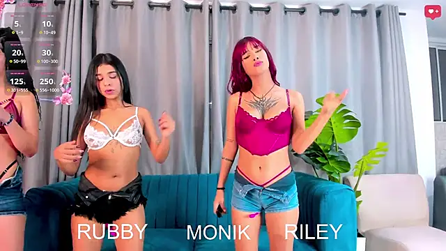 Snapshot of Evil_Giirls chatting on October 4, 1:47 am Evil Giirls online show from October 4, 1:47 am