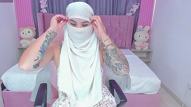 Snapshot of Nayla-Mouna chatting on September 25, 8:01 pm Nayla-Mouna online show from September 25, 8:01 pm