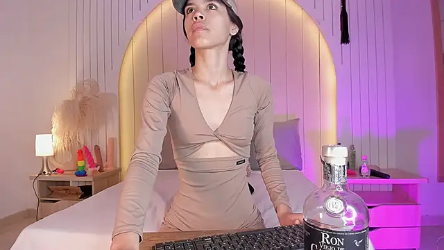 ALICESANDOVAL online show from April 24, 11:23 am