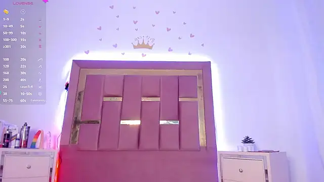 AikoSnow online show from October 4, 6:28 pm