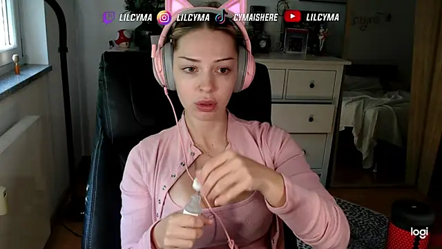 Snapshot of cymaishere chatting on October 3, 10:45 am cymaishere online show from October 3, 10:45 am