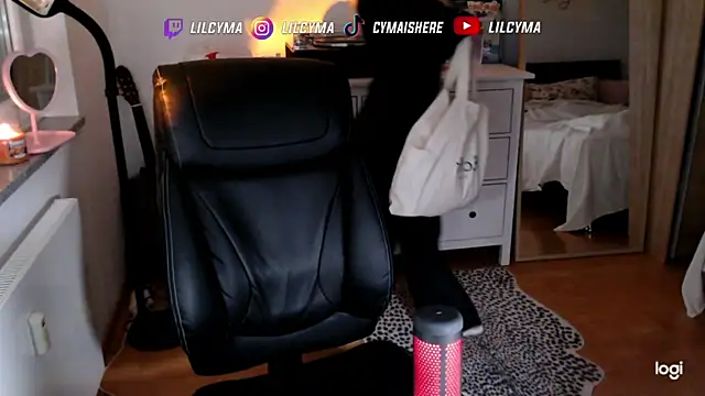 Snapshot of cymaishere chatting on October 28, 8:55 pm cymaishere online show from October 28, 8:55 pm